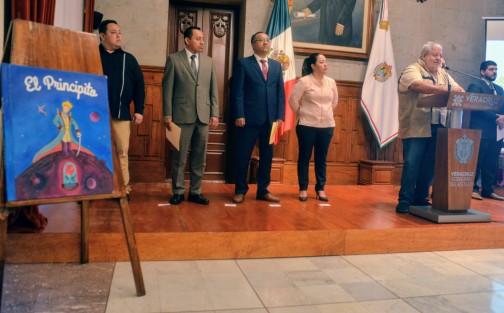Lee un libro y actívate es una de las estrategias que se implementa para estudiantes durante el confinamiento. Se prestará 3 libros por alumno para llevar a casa, además de que a través del portal de la SEV se ponen a disposición miles de libros y la biblioteca virtual de la ONU. 