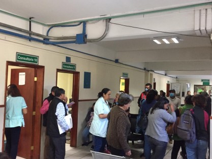 Enfermeras, doctores, así como personal administrativo de la clínica 66 del IMSS, realizaron paro de labores temporal, ya que dicen que no cuentan con insumos necesarios para trabajar, por lo que es riesgo tanto para ellos como para los pacientes. Se espera que autoridades de Salud resuelvan esta situación.