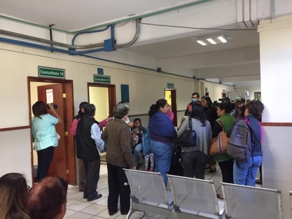 Enfermeras, doctores, así como personal administrativo de la clínica 66 del IMSS, realizaron paro de labores temporal, ya que dicen que no cuentan con insumos necesarios para trabajar, por lo que es riesgo tanto para ellos como para los pacientes. Se espera que autoridades de Salud resuelvan esta situación.