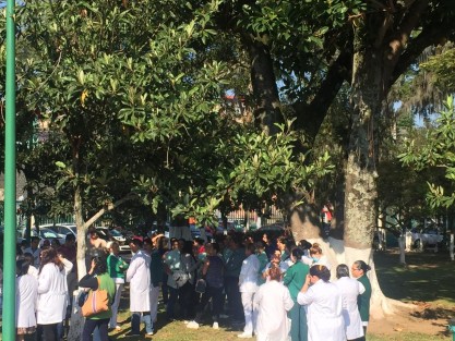Enfermeras, doctores, así como personal administrativo de la clínica 66 del IMSS, realizaron paro de labores temporal, ya que dicen que no cuentan con insumos necesarios para trabajar, por lo que es riesgo tanto para ellos como para los pacientes. Se espera que autoridades de Salud resuelvan esta situación.