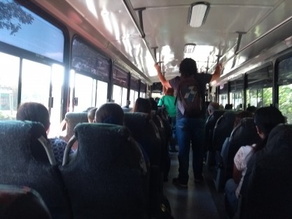 Al igual que en muchos lugares, la vida sigue normalmente en el transporte público de la ciudad de Xalapa. Ñas personas que viven al día continúan su rutina. 
