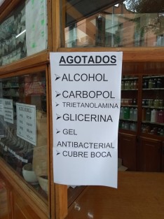 En la farmacia que está frente a la Plazuela del Carbón, fue colocado este anuncio que da conocer que los productos  para hacer gel antibacterial se han agotado.