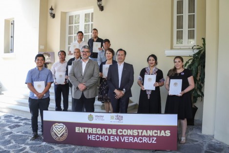 El gobernador Cuitláhuac García Jiménez entregó constancias de la marca de certificación <em>Hecho en Veracruz</em>, a 30 empresarios de Emiliano Zapata, Xalapa, Coatepec, Xico, Altotonga y Perote, que garantiza la buena calidad de sus productos y servicios.