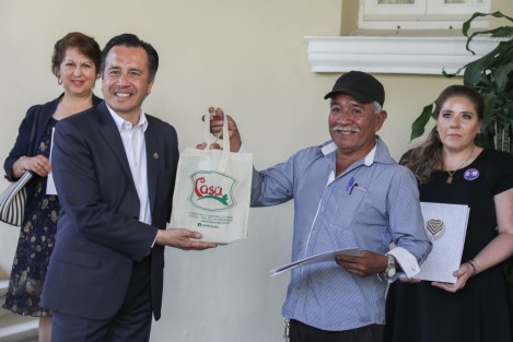 El gobernador Cuitláhuac García Jiménez entregó constancias de la marca de certificación <em>Hecho en Veracruz</em>, a 30 empresarios de Emiliano Zapata, Xalapa, Coatepec, Xico, Altotonga y Perote, que garantiza la buena calidad de sus productos y servicios.