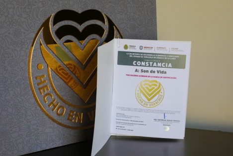 El gobernador Cuitláhuac García Jiménez entregó constancias de la marca de certificación <em>Hecho en Veracruz</em>, a 30 empresarios de Emiliano Zapata, Xalapa, Coatepec, Xico, Altotonga y Perote, que garantiza la buena calidad de sus productos y servicios.