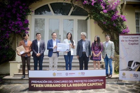 El gobernador Cuitláhuac García Jiménez galardonó a los primeros seis lugares del Concurso del Proyecto Conceptual del <em>Tren Urbano de la Región Capital</em>, celebrando que sean universitarios y que a través de esta convocatoria haya sido posible destacar las aptitudes profesionales de todos ellos.