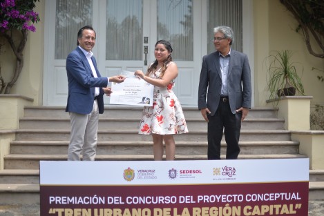 El gobernador Cuitláhuac García Jiménez galardonó a los primeros seis lugares del Concurso del Proyecto Conceptual del <em>Tren Urbano de la Región Capital</em>, celebrando que sean universitarios y que a través de esta convocatoria haya sido posible destacar las aptitudes profesionales de todos ellos.