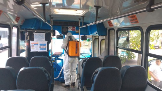 En varias terminales de autobuses de Xalapa ya realiza la limpieza de autobuses para colaborar a la prevención del contagio del coronavirus. 