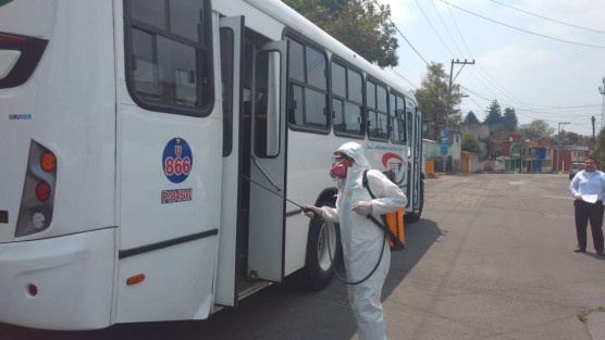 En varias terminales de autobuses de Xalapa ya realiza la limpieza de autobuses para colaborar a la prevención del contagio del coronavirus. 
