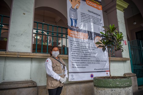 Para prevenir el contagio del Coronavirus (Covid-19), personal de la Dirección de Protección Civil Municipal coloca lonas con medidas de prevención en espacios con alta afluencia de personas, como mercados, plazas comerciales, edificios públicos y algunos parques.