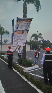 Para prevenir el contagio del Coronavirus (Covid-19), personal de la Dirección de Protección Civil Municipal coloca lonas con medidas de prevención en espacios con alta afluencia de personas, como mercados, plazas comerciales, edificios públicos y algunos parques.