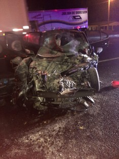 Destrozado quedó un vehículo que se impactó la noche del domingo contra la parte trasera de un tráiler, dejando como saldo 3 personas muertas y una más herida de gravedad. 