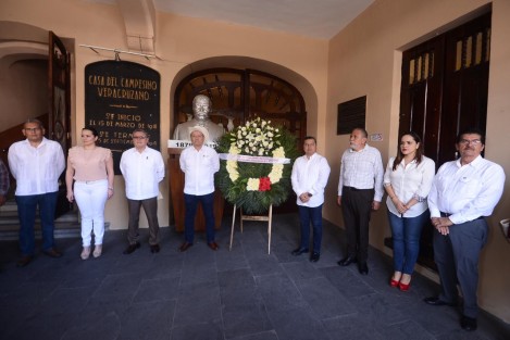  El dirigente estatal del PRI, Marlon Ramírez,  y el presidente de la Liga de Comunidades Agrarias, Manuel Guerrero, realizaron guardia de honor ante el monumento a Emiliano Zapata, por el 97 aniversario de la Liga y sindicatos campesinos de la CNC. 