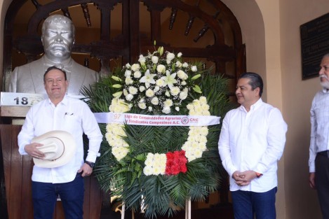 El dirigente estatal del PRI, Marlon Ramírez,  y el presidente de la Liga de Comunidades Agrarias, Manuel Guerrero, realizaron guardia de honor ante el monumento a Emiliano Zapata, por el 97 aniversario de la Liga y sindicatos campesinos de la CNC. 