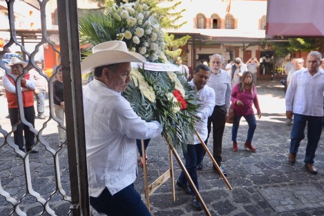  El dirigente estatal del PRI, Marlon Ramírez,  y el presidente de la Liga de Comunidades Agrarias, Manuel Guerrero, realizaron guardia de honor ante el monumento a Emiliano Zapata, por el 97 aniversario de la Liga y sindicatos campesinos de la CNC. 