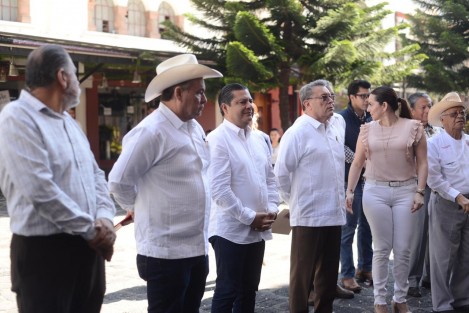  El dirigente estatal del PRI, Marlon Ramírez,  y el presidente de la Liga de Comunidades Agrarias, Manuel Guerrero, realizaron guardia de honor ante el monumento a Emiliano Zapata, por el 97 aniversario de la Liga y sindicatos campesinos de la CNC. 