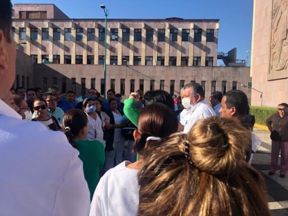 Enfermeras y doctores de la Clínica 11 del IMSS pararon actividades este lunes ante la falta del equipo necesario ante la contingencia por coronavirus.