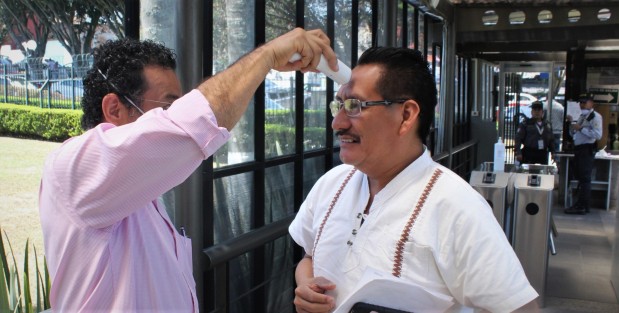 En el Palacio Legislativo de Veracruz continúa la afluencia de personas, mismas que deben pasar por medidas de prevención contra el coronavirus. .