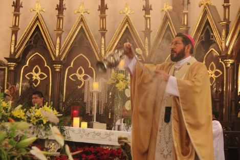 En comunicado, los obispos de la Diócesis del Estado de Veracruz informaron que mientras dure la contingencia sanitaria, los fieles están dispensados de la obligación de la Misa dominical y de precepto, por lo que los sacerdotes celebrarán la Eucaristía en privado; mientras los templos permanecerán abiertos para la oración, pero siguiendo protocolos sanitarios de prevención. 
