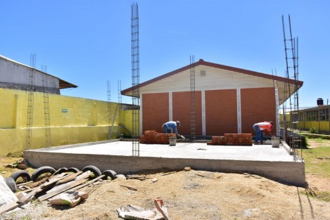  La Secretaría de Educación de Veracruz (SEV) y el Instituto de Espacios Educativos de Veracruz (IEEV), supervisaron trabajos de construcción y rehabilitación de infraestructura educativa, en los que invierten 5 millones 293 mil 361.65 pesos; con ello, dos mil 160 estudiantes serán beneficiados.  