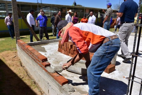 La Secretaría de Educación de Veracruz (SEV) y el Instituto de Espacios Educativos de Veracruz (IEEV), supervisaron trabajos de construcción y rehabilitación de infraestructura educativa, en los que invierten 5 millones 293 mil 361.65 pesos; con ello, dos mil 160 estudiantes serán beneficiados. 