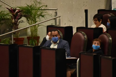  En medio de medidas especiales diputados del Congreso local sesionaron a puerta cerrada por la contingencia de coronavirus. 