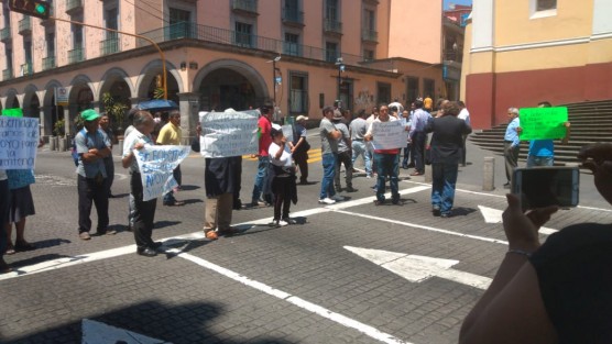 Vendedores y boleros independientes del parque Juárez se manifestaron y bloqueanon la calle de Enríquez, pues su líder, Ángel Romero, les comentó que serían cerrados los negocios ante la pandemia. Piden el apoyo al gobernador, ya que de ser verdad,  se quedarían sin su única fuente de trabajo y sustento de sus familias.
