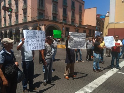 Vendedores y boleros independientes del parque Juárez se manifestaron y bloqueanon la calle de Enríquez, pues su líder, Ángel Romero, les comentó que serían cerrados los negocios ante la pandemia. Piden el apoyo al gobernador, ya que de ser verdad,  se quedarían sin su única fuente de trabajo y sustento de sus familias.