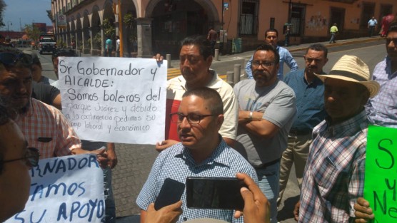 Vendedores y boleros independientes del parque Juárez se manifestaron y bloqueanon la calle de Enríquez, pues su líder, Ángel Romero, les comentó que serían cerrados los negocios ante la pandemia. Piden el apoyo al gobernador, ya que de ser verdad,  se quedarían sin su única fuente de trabajo y sustento de sus familias.