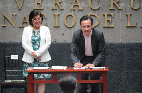 El mandatario anunció que este compromiso también servirá como un criterio de apoyo a las comunidades, ya que <em>dentro de un año se evaluará cuáles municipios sí trabajaron en el cuidado de sus zonas forestales, para beneficiarlos con más obra pública</em>. 