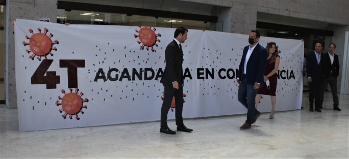 Diputados panistas se manifestaron con una manta.  