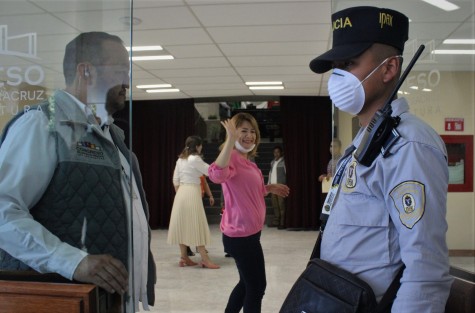  En medio de medidas especiales diputados del Congreso local sesionaron a puerta cerrada por la contingencia de coronavirus. 