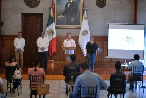 Para apuntalar el comercio de productos y servicios a domicilio en las principales zonas metropolitanas del estado, en apoyo de pequeñas y medianas empresas durante la Jornada Nacional de Sana Distancia, el gobernador Cuitláhuac García Jiménez presentó el programa <em>Promover Nos Une</em>, en Palacio de Gobierno.