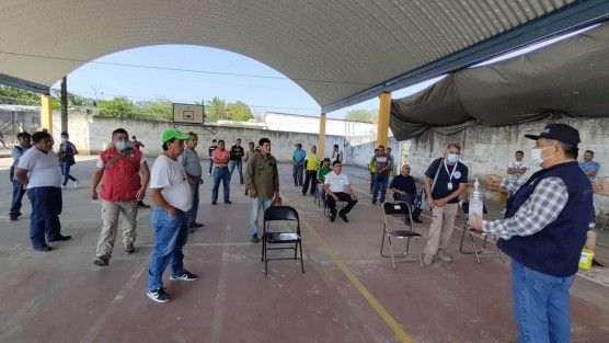 Con el objetivo ofrecer y garantizar la salud de los trabajadores ante la contingencia actual por el Coronavirus, el Alcalde de Teocelo, Mario Antonio Chama Díaz, la Síndica Municipal, Zayra del Carmen Martínez Andrade y la Secretaria del Ayuntamiento Trinidad Martínez Larios, implementaron una brigada  médica con la colaboración de Protección Civil Teocelo, DIF Municipal y trabajadores del Municipio. 