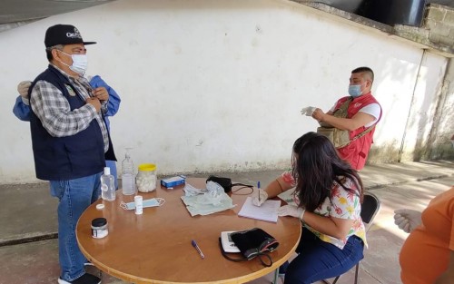 Con el objetivo ofrecer y garantizar la salud de los trabajadores ante la contingencia actual por el Coronavirus, el Alcalde de Teocelo, Mario Antonio Chama Díaz, la Síndica Municipal, Zayra del Carmen Martínez Andrade y la Secretaria del Ayuntamiento Trinidad Martínez Larios, implementaron una brigada  médica con la colaboración de Protección Civil Teocelo, DIF Municipal y trabajadores del Municipio.
