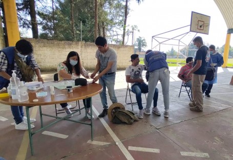 Con el objetivo ofrecer y garantizar la salud de los trabajadores ante la contingencia actual por el Coronavirus, el Alcalde de Teocelo, Mario Antonio Chama Díaz, la Síndica Municipal, Zayra del Carmen Martínez Andrade y la Secretaria del Ayuntamiento Trinidad Martínez Larios, implementaron una brigada  médica con la colaboración de Protección Civil Teocelo, DIF Municipal y trabajadores del Municipio.