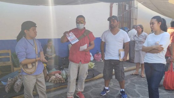La Dirección de Comercio y Fomento Económico de Teocelo, en coordinación con Protección Civil Teocelo, recorrieron el Tianguis Dominical brindando información sobre las disposiciones de la Organización Mundial de la Salud, Secretaría de Salud de Gobierno Federal y del Consejo Estatal de la Salud, relacionados a las medidas de prevención contra el Coronavirus. 