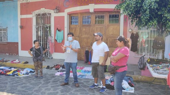 La Dirección de Comercio y Fomento Económico de Teocelo, en coordinación con Protección Civil Teocelo, recorrieron el Tianguis Dominical brindando información sobre las disposiciones de la Organización Mundial de la Salud, Secretaría de Salud de Gobierno Federal y del Consejo Estatal de la Salud, relacionados a las medidas de prevención contra el Coronavirus.  