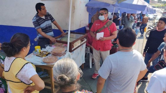 La Dirección de Comercio y Fomento Económico de Teocelo, en coordinación con Protección Civil Teocelo, recorrieron el Tianguis Dominical brindando información sobre las disposiciones de la Organización Mundial de la Salud, Secretaría de Salud de Gobierno Federal y del Consejo Estatal de la Salud, relacionados a las medidas de prevención contra el Coronavirus.  