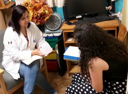 La psiquiatra adscrita a la Dirección Normativa de Salud del ISSSTE, Xóchitl Duque Alarcón, explicó que una de las principales causas del estrés social que se puede agudizar durante el aislamiento es la exposición excesiva y prolongada a noticias alarmantes, así como a rumores que provocan angustia e infunden miedo irracional en las personas.  