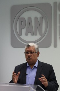 El Presidente del Comité Directivo Estatal del PAN en Veracruz, Joaquín Guzmán Avilés, exigió al Gobierno del Estado presente un plan de contingencia para emergencias de salud pública, que garantice la adquisición y aplicación de pruebas suficientes para detectar a los posibles contagiados de coronavirus en el estado. 
