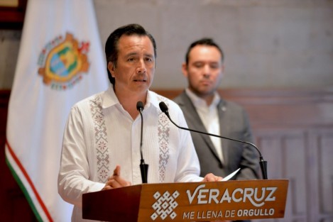 En alianza con organismos empresariales y solidaridad con la población veracruzana, el gobernador Cuitláhuac García Jiménez presentó el Acuerdo Estatal por el Empleo, a fin de generar certidumbre laboral a quienes dependen del sector y sustento económico durante la contingencia por el COVID-19. 