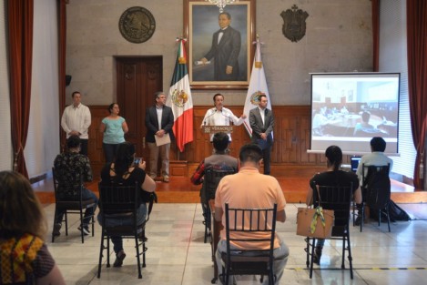 En alianza con organismos empresariales y solidaridad con la población veracruzana, el gobernador Cuitláhuac García Jiménez presentó el Acuerdo Estatal por el Empleo, a fin de generar certidumbre laboral a quienes dependen del sector y sustento económico durante la contingencia por el COVID-19.