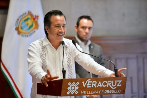 El Gobernador señaló también que ha instruido a la SEFIPLAN reanudar el pago a proveedores, con un primer depósito de 100 mil pesos a cada uno de los afectados por administraciones pasadas. Asimismo, anunció que Veracruz podría llegar a 80 mil beneficiarios del paquete de créditos de 25 mil pesos a empresas por parte de la Federación. 