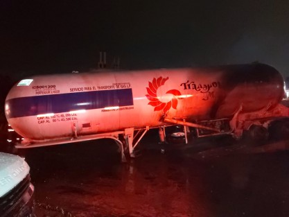 Este lunes alrededor de las 02:00 horas se registró el incendio de carrotanque con capacidad de 40,000 litros de Gas L.P, dentro de las instalaciones de la Empresa Gas de Xalapa, ubicadas en la carretera Xalapa-Veracruz kilómetro 4.5 de la colonia Pedregal. 