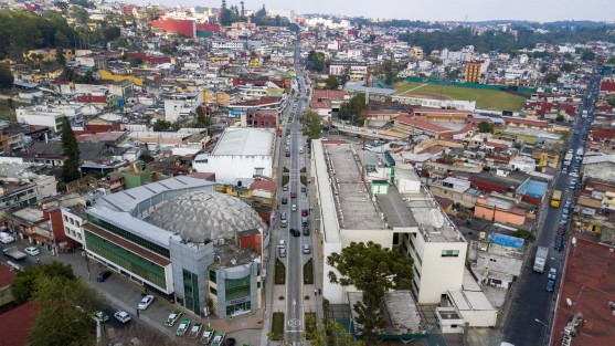 La obra en la que se invirtió 20 mdp intervino el tramo entre las calles Hermenegildo Galeana y Miguel Barragán, con concreto hidráulico, se construyeron banquetas, guarniciones, rampas peatonales, vehiculares y tragatormentas. Además, trabajos de jardinería, guías podotáctiles; se rehabilitó y construyó infraestructura hidráulica, sanitaria y de alumbrado público con luminarias LED, cableado subterránea de diversas empresas de telecomunicaciones y CFE, y se colocó equipamiento urbano.
