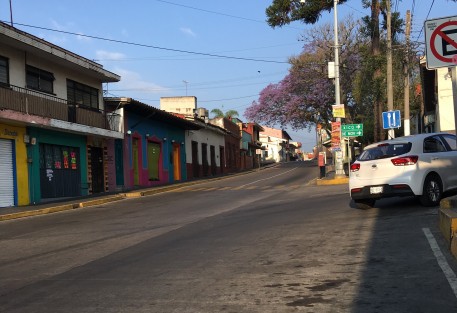 Notoriamente con menos movimiento lucen las calles de Xalapa en horas que solían ser de alto tráfico peatonal y vial. 