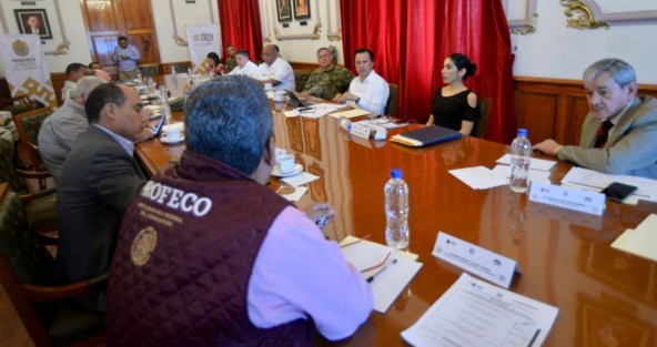 El gobernador Cuitláhuac García Jiménez informó del acuerdo de colaboración con el delegado de la Procuraduría Federal del Consumidor (PROFECO), Bruno Rodrigo Fajardo Sánchez; por lo que, a partir de esta semana, reforzarán las inspecciones a tiendas para detectar incrementos en costos de alimentos y artículos de primera necesidad, garantizando así el cuidado de la economía de las familias veracruzanas.  