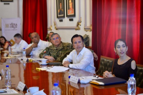 El gobernador Cuitláhuac García Jiménez informó del acuerdo de colaboración con el delegado de la Procuraduría Federal del Consumidor (PROFECO), Bruno Rodrigo Fajardo Sánchez; por lo que, a partir de esta semana, reforzarán las inspecciones a tiendas para detectar incrementos en costos de alimentos y artículos de primera necesidad, garantizando así el cuidado de la economía de las familias veracruzanas.  