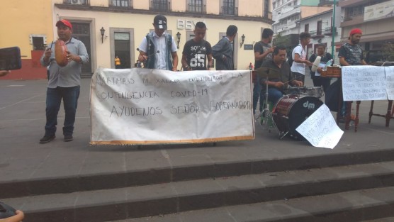 Marimberos de la ciudad de Xalapa  se manifestaron en Plaza Lerdo ya que serán retirados del primer cuadro ante la contingencia por el Covid-19, lo que los dejaría sin ingresos a mantener a su familia, y por ende piden el apoyo de Gobierno.